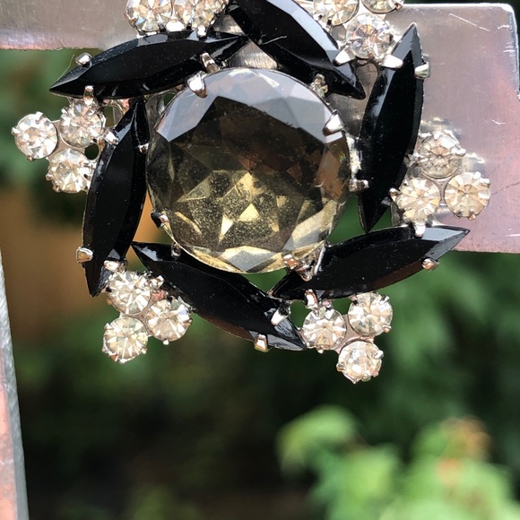 Vintage 1960s Classic Clip On Earrings - Picture 5 of 8